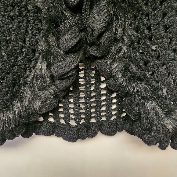 Vintage Rxb Black Crochet Short-Sleeve fur trimmed ruffled Sweater - Picture 9 of 9